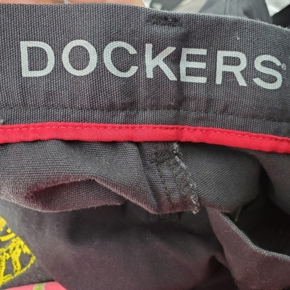 Dockers D3 Classic Fit Size 42x32 Mens Pleated Signature Khaki Pants Black - Picture 9 of 9